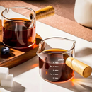 Copo Medidor de Café Barista | Vidro com Alça de Madeira - Della Casa