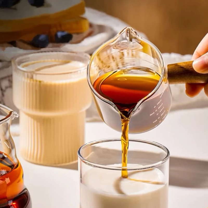 Copo Medidor de Café Barista | Vidro com Alça de Madeira - Della Casa